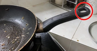 Công dụng bất ngờ của chiếc lỗ nhỏ trên cán nồi, chảo mà bạn chưa biết