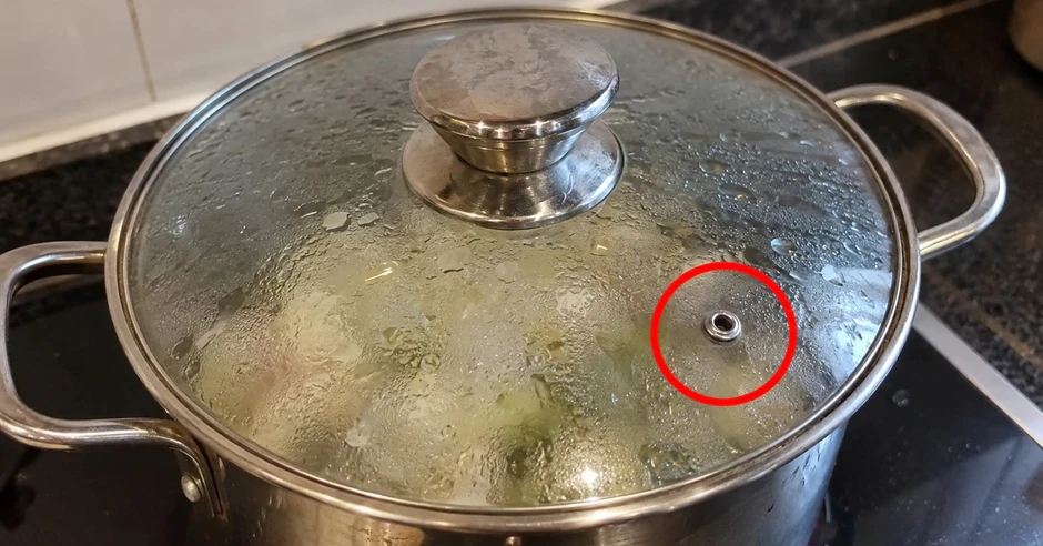Công dụng bất ngờ của lỗ nhỏ trên nắp nồi inox