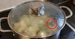 Công dụng bất ngờ của lỗ nhỏ trên nắp nồi inox