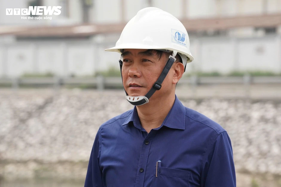Công nhân dầm mình hút bùn, khơi thông dòng chảy trước mùa mưa bão