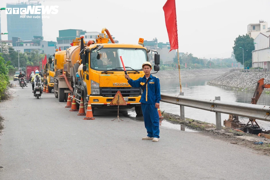 Công nhân dầm mình hút bùn, khơi thông dòng chảy trước mùa mưa bão