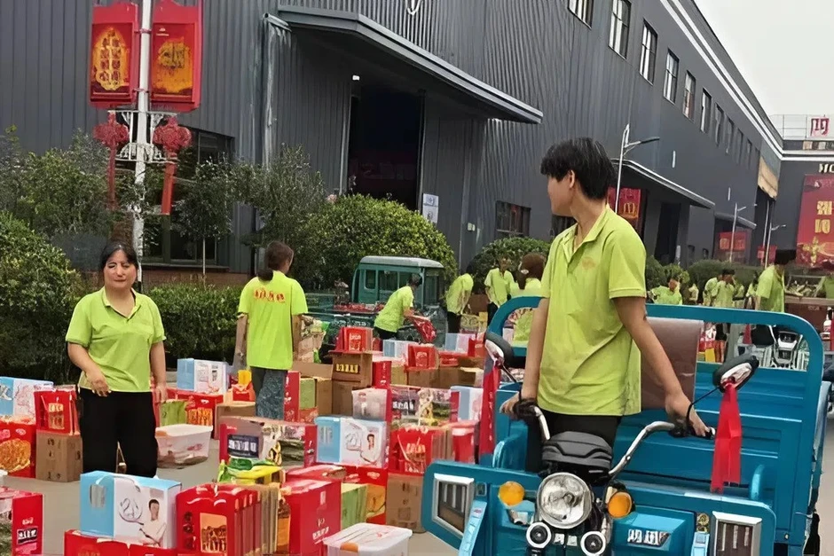 Công ty tặng nhân viên 26 loại quà Trung thu, chất đầy xe ba bánh