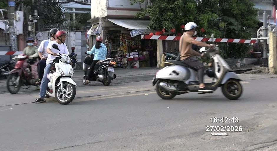CSGT TP.HCM ghi hình phạt nguội nhiều lỗi khi đi qua đường sắt CSGT TP.HCM ghi hình phạt nguội nhiều lỗi khi đi qua đường sắt