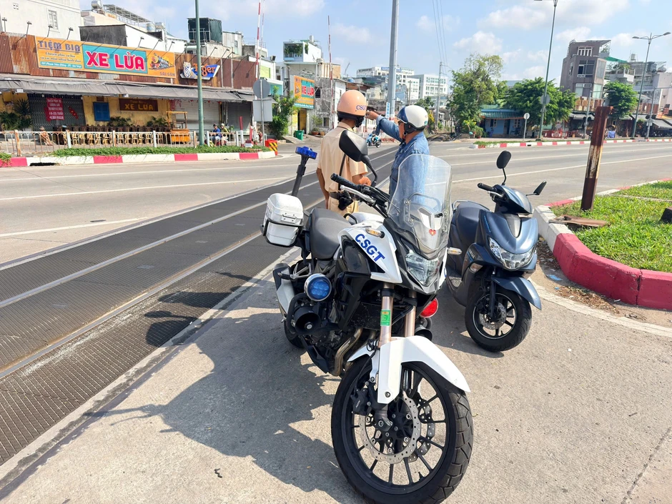 CSGT TP.HCM ghi hình phạt nguội nhiều lỗi khi đi qua đường sắt CSGT TP.HCM ghi hình phạt nguội nhiều lỗi khi đi qua đường sắt