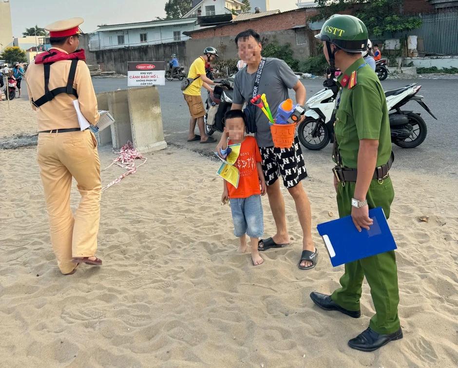 CSGT TP.HCM khuyến cáo người dân không đu trend check-in ở 'biển Gò Vấp' CSGT TP.HCM khuyến cáo người dân không đu trend check-in ở 'biển Gò Vấp'