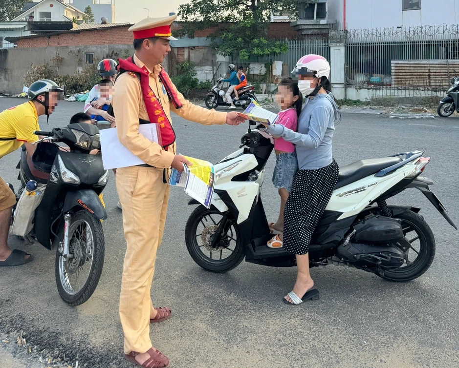 CSGT TP.HCM khuyến cáo người dân không đu trend check-in ở 'biển Gò Vấp' CSGT TP.HCM khuyến cáo người dân không đu trend check-in ở 'biển Gò Vấp'