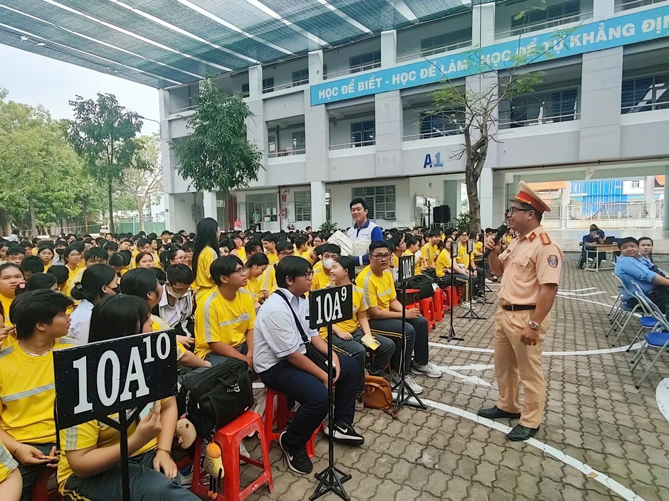 CSGT TP.HCM nhắc quy định về đèn vàng mà nhiều học sinh hiểu chưa đúng