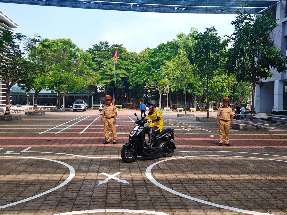 CSGT TP.HCM nhắc quy định về đèn vàng mà nhiều học sinh hiểu chưa đúng