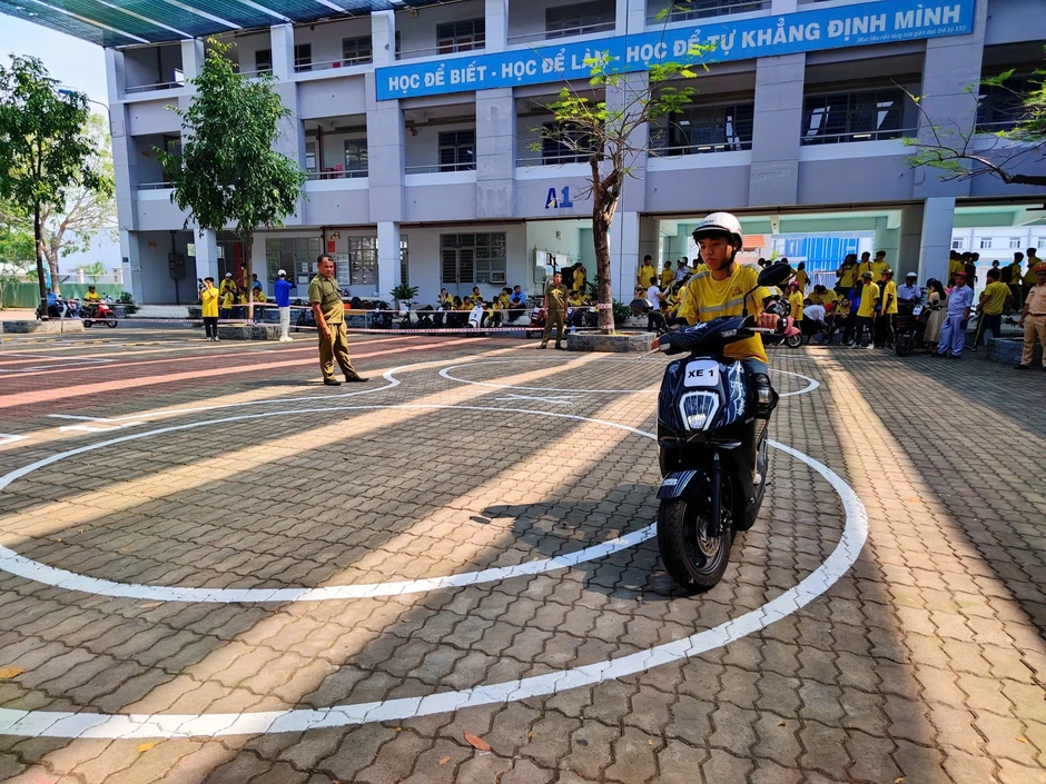 CSGT TP.HCM nhắc quy định về đèn vàng mà nhiều học sinh hiểu chưa đúng