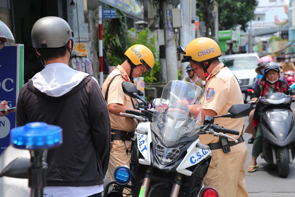 CSGT TP.HCM nhắc quy định về đèn vàng mà nhiều học sinh hiểu chưa đúng