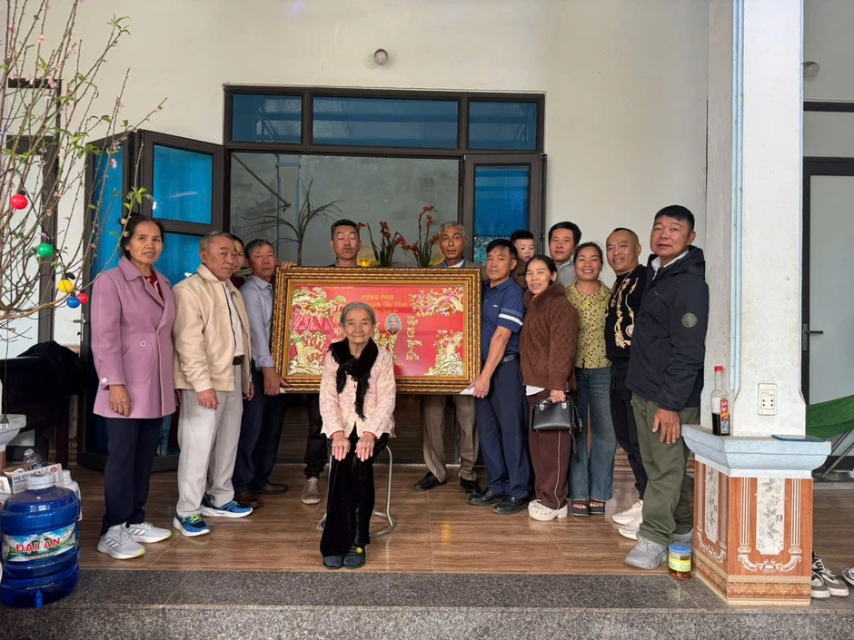 Cụ bà 80 tuổi tặng con trai đi làm ăn xa 11 triệu đồng tiền tiết kiệm