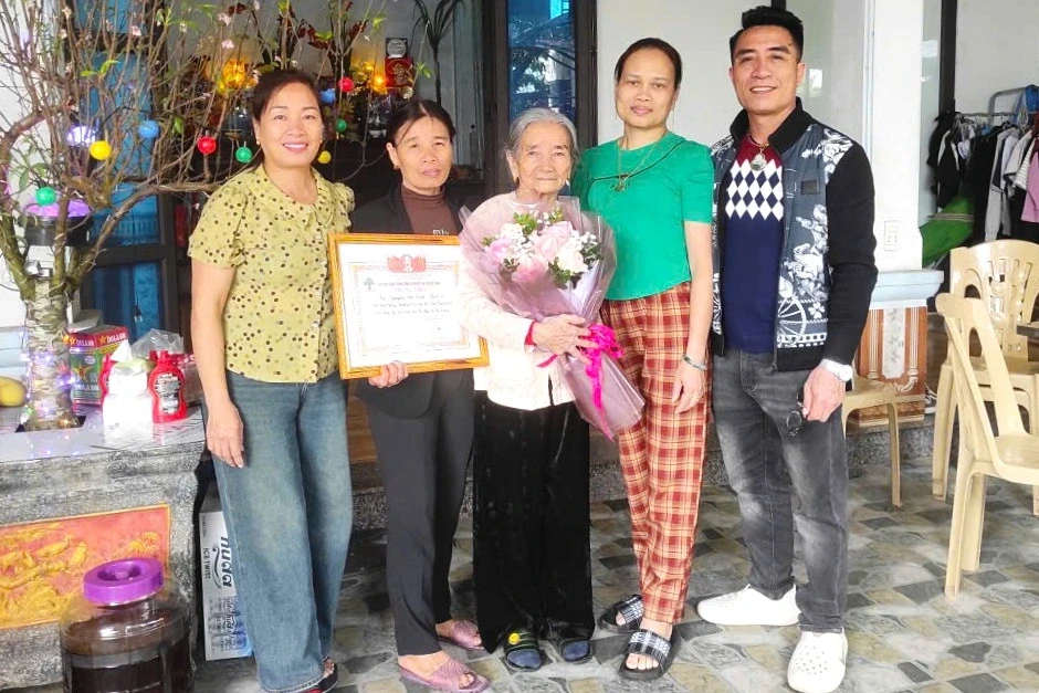 Cụ bà 80 tuổi tặng con trai đi làm ăn xa 11 triệu đồng tiền tiết kiệm