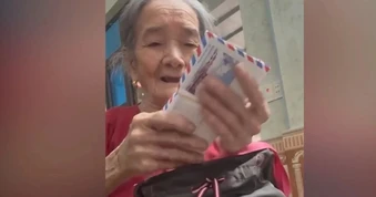 Cụ bà 80 tuổi tặng con trai đi làm ăn xa 11 triệu đồng tiền tiết kiệm