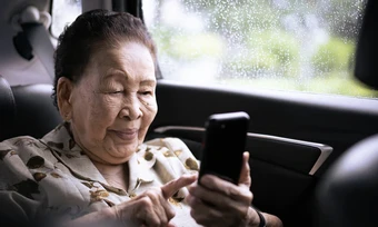 Cụ bà 84 tuổi sập bẫy tình 'tổng tài AI'