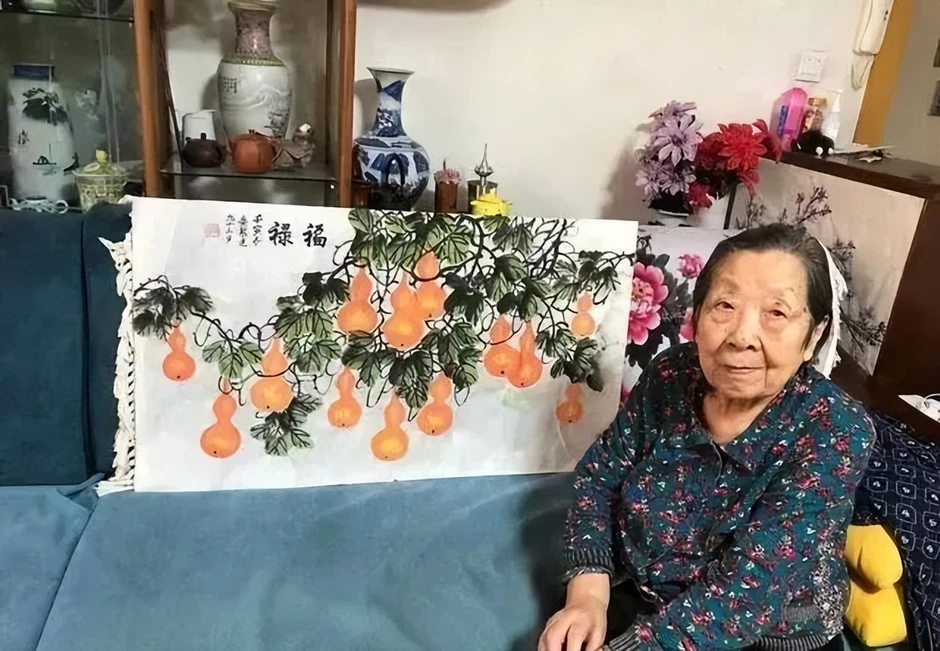 Cụ bà 94 tuổi sống tự tại với 300.000 người hâm mộ và những bức tranh đẹp