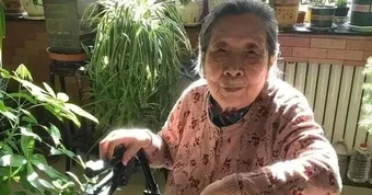 Cụ bà 94 tuổi sống tự tại với 300.000 người hâm mộ và những bức tranh đẹp