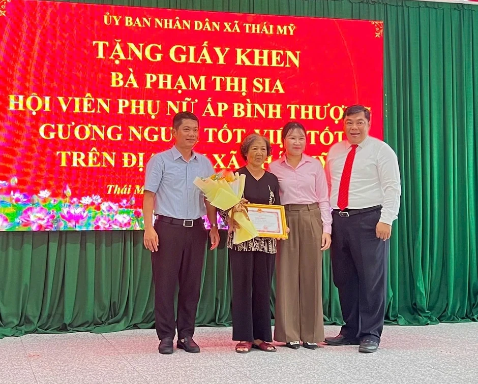 Cụ bà gần 80 tuổi nhặt tiền, vé số trúng thưởng trả lại cho người bán dạo Cụ bà gần 80 tuổi nhặt tiền, vé số trúng thưởng trả lại cho người bán dạo