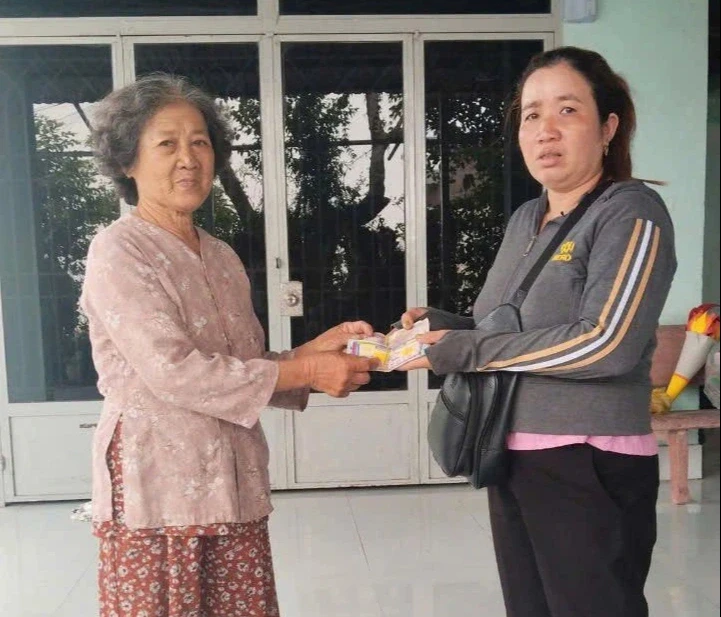 Cụ bà gần 80 tuổi nhặt tiền, vé số trúng thưởng trả lại cho người bán dạo Cụ bà gần 80 tuổi nhặt tiền, vé số trúng thưởng trả lại cho người bán dạo