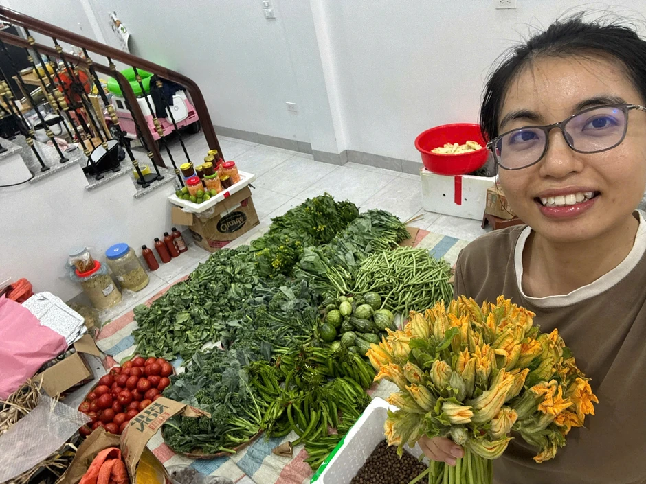 Cử nhân Luật bỏ việc về bán rau, chồng cũng nghỉ làm ở nhà phụ vợ Cử nhân Luật bỏ việc về bán rau, chồng cũng nghỉ làm ở nhà phụ vợ