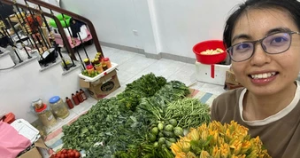 Cử nhân Luật ở Hà Nội bỏ việc về bán rau, chồng cũng nghỉ làm ở nhà phụ vợ
