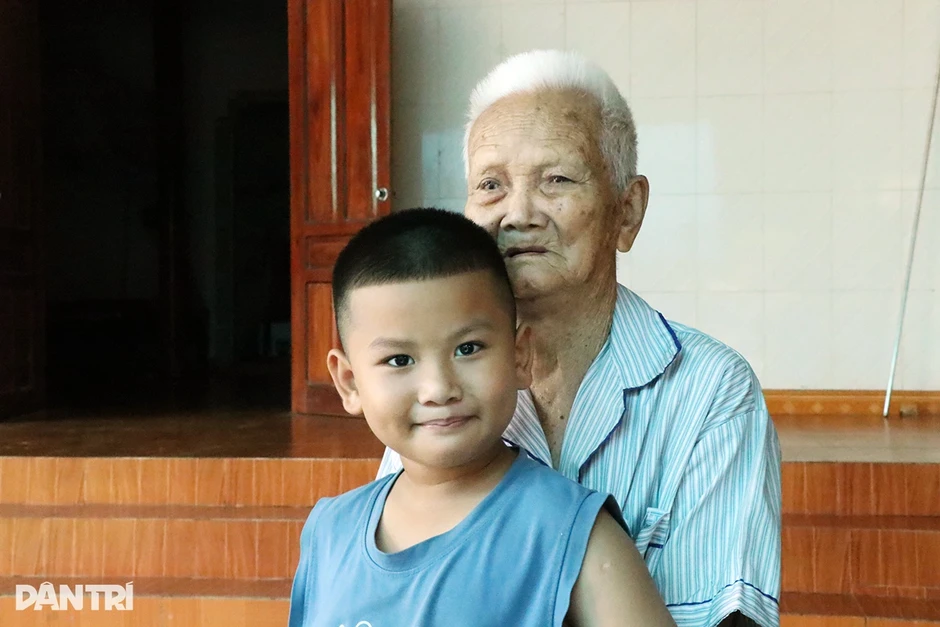 Cụ ông 106 tuổi ở Nghệ An vẫn tự may vá và nỗi buồn... không có bạn chơi Cụ ông 106 tuổi ở Nghệ An vẫn tự may vá và nỗi buồn... không có bạn chơi