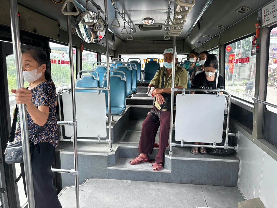 Cụ ông chạy thận tuột kim chảy máu trên xe buýt: Pha xử lý chớp nhoáng của nữ phụ xe Cụ ông chạy thận tuột kim chảy máu trên xe buýt: Pha xử lý chớp nhoáng của nữ phụ xe