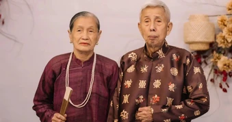 Cụ ông U90 ở Hưng Yên khóc nức nở khi gặp lại vợ sau 2 tuần nằm ở bệnh viện