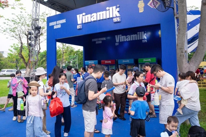 Cùng trẻ em "chơi để học", Vinamilk mang đến nhiều trải nghiệm thú vị tại ngày hội mùa hè Cùng trẻ em "chơi để học", Vinamilk mang đến nhiều trải nghiệm thú vị tại ngày hội mùa hè