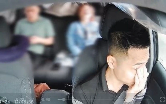 Cuộc gọi khiến hành khách oà khóc trên xe, tài xế taxi ở Hà Nội nghẹn lòng Cuộc gọi khiến hành khách oà khóc trên xe, tài xế taxi ở Hà Nội nghẹn lòng