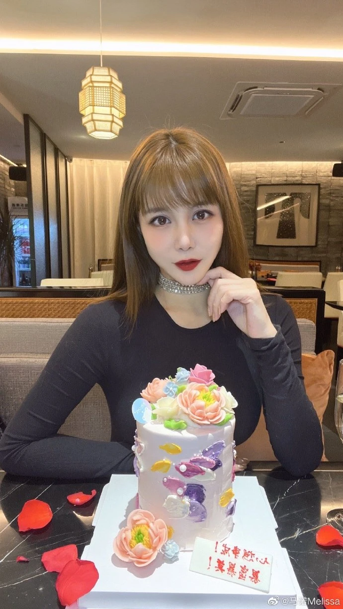 Cuộc sống hiện tại của cô gái từng viral với câu nói: "Tôi thà ngồi khóc trong xe BMW còn hơn ngồi cười sau xe đạp"? Cuộc sống hiện tại của cô gái từng viral với câu nói: "Tôi thà ngồi khóc trong xe BMW còn hơn ngồi cười sau xe đạp"?