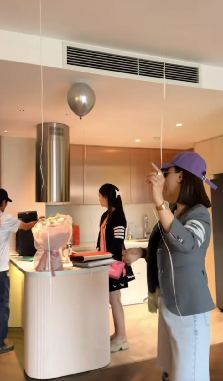 Cuộc sống hiện tại của Hiền Mai - thủ khoa khối A00 từng gây sốt: Ở căn hộ cao cấp, đang học lái ô tô, có cả trợ lý riêng? Cuộc sống hiện tại của Hiền Mai - thủ khoa khối A00 từng gây sốt: Ở căn hộ cao cấp, đang học lái ô tô, có cả trợ lý riêng?