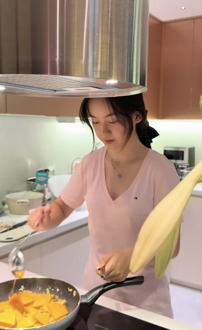 Cuộc sống hiện tại của Hiền Mai - thủ khoa khối A00 từng gây sốt: Ở căn hộ cao cấp, đang học lái ô tô, có cả trợ lý riêng? Cuộc sống hiện tại của Hiền Mai - thủ khoa khối A00 từng gây sốt: Ở căn hộ cao cấp, đang học lái ô tô, có cả trợ lý riêng?