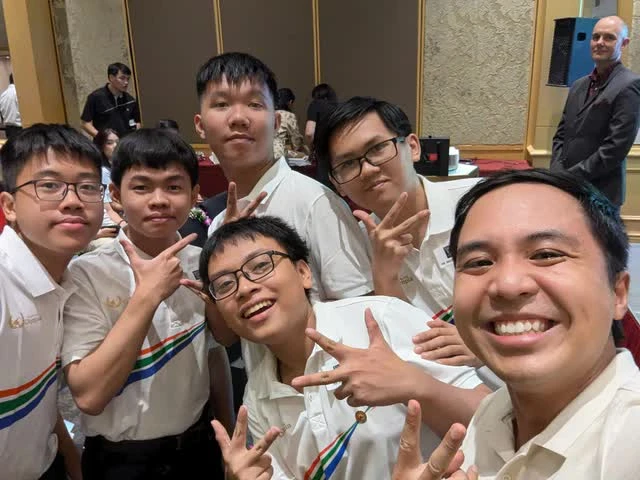 Cuộc sống hiện tại của Quán quân Đường Lên Đỉnh Olympia từng được mệnh danh là “ông tổ nghề rửa bát”, về nước sau 14 năm vô địch Cuộc sống hiện tại của Quán quân Đường Lên Đỉnh Olympia từng được mệnh danh là “ông tổ nghề rửa bát”, về nước sau 14 năm vô địch