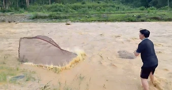Cuộc sống sau giờ làm "trồng rau, bắt cá" của Bí thư xã vùng biên giới