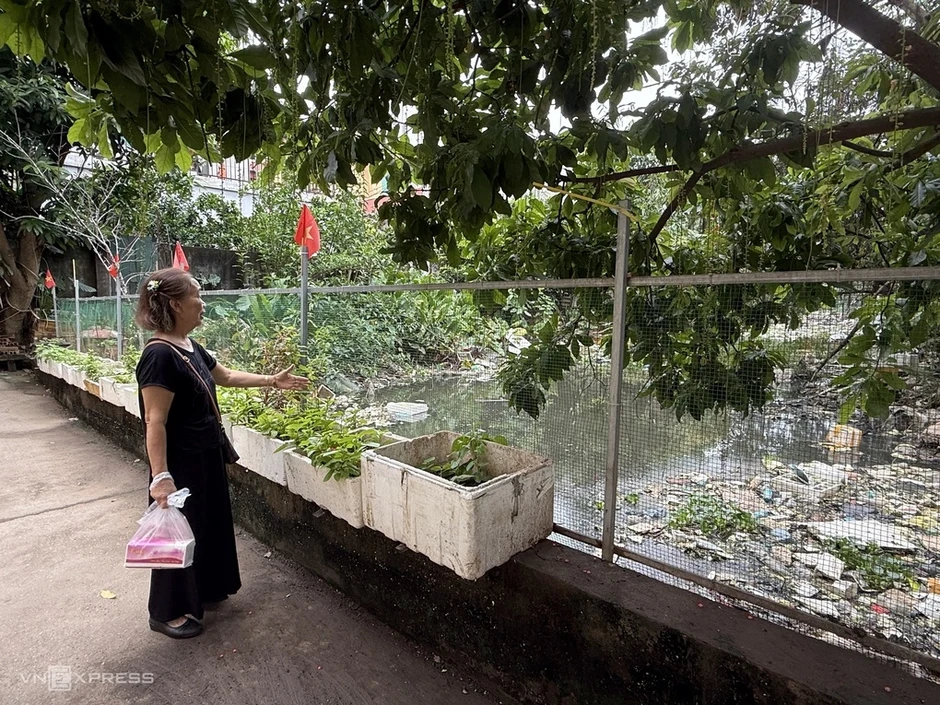 Cuộc sống trong con ngõ 'hễ mưa là ngập rác'