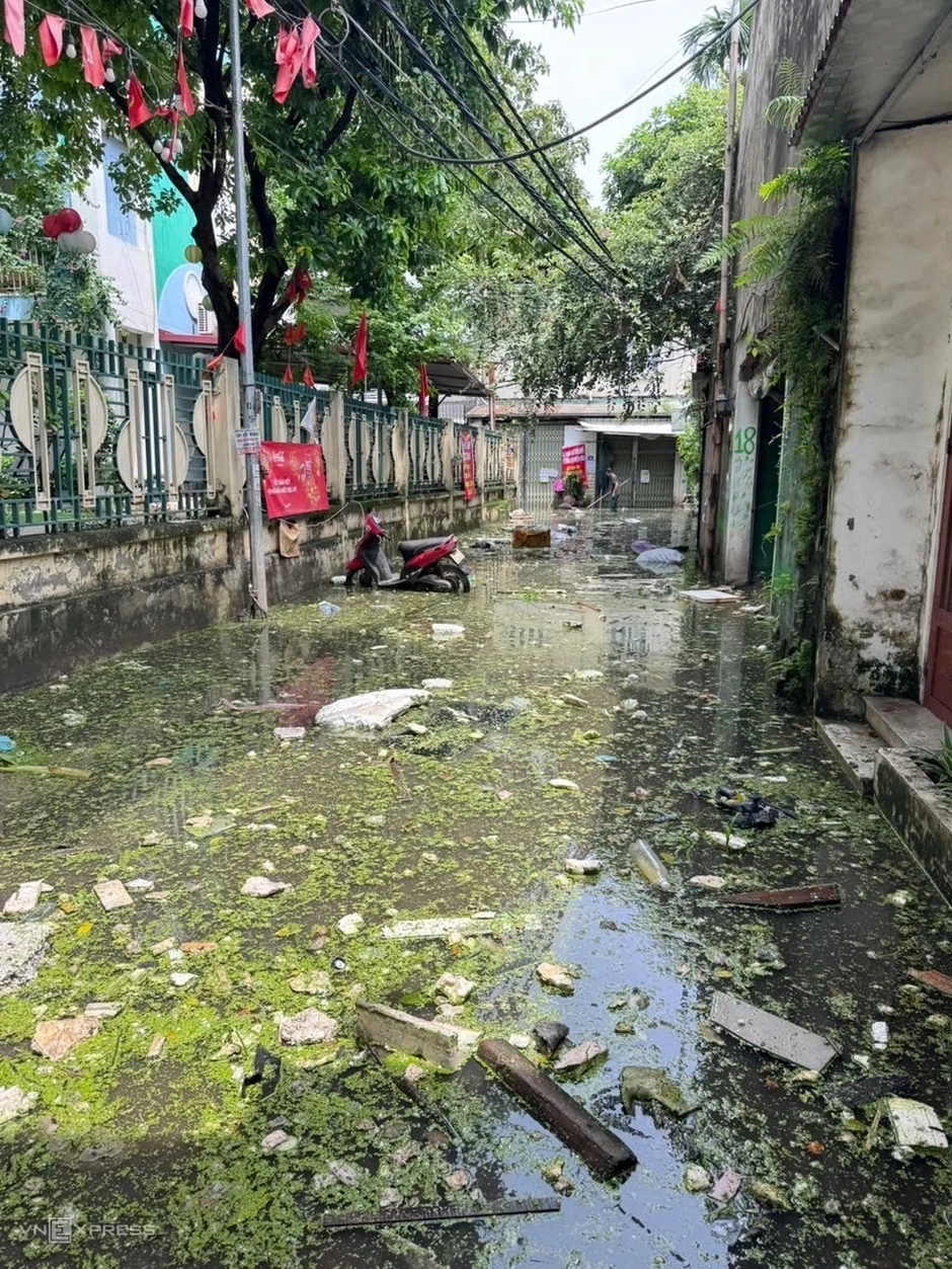 Cuộc sống trong con ngõ 'hễ mưa là ngập rác'