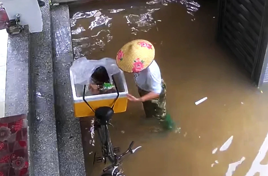 Cười ra nước mắt với “cú sốc mùa lụt” của bé gái 5 tuổi