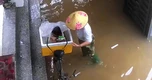 Cười ra nước mắt với “cú sốc mùa lụt” của bé gái 5 tuổi