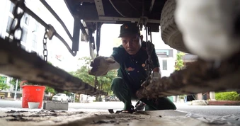 Cựu chiến binh thức khuya dậy sớm lái xe tải hút đinh trên đường phố TPHCM