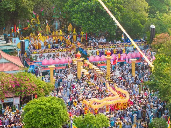 Đà Nẵng: Hàng vạn người đổ về Ngũ Hành Sơn dự Lễ vía Bồ Tát Quán Thế Âm Đà Nẵng: Hàng vạn người đổ về Ngũ Hành Sơn dự Lễ vía Bồ Tát Quán Thế Âm