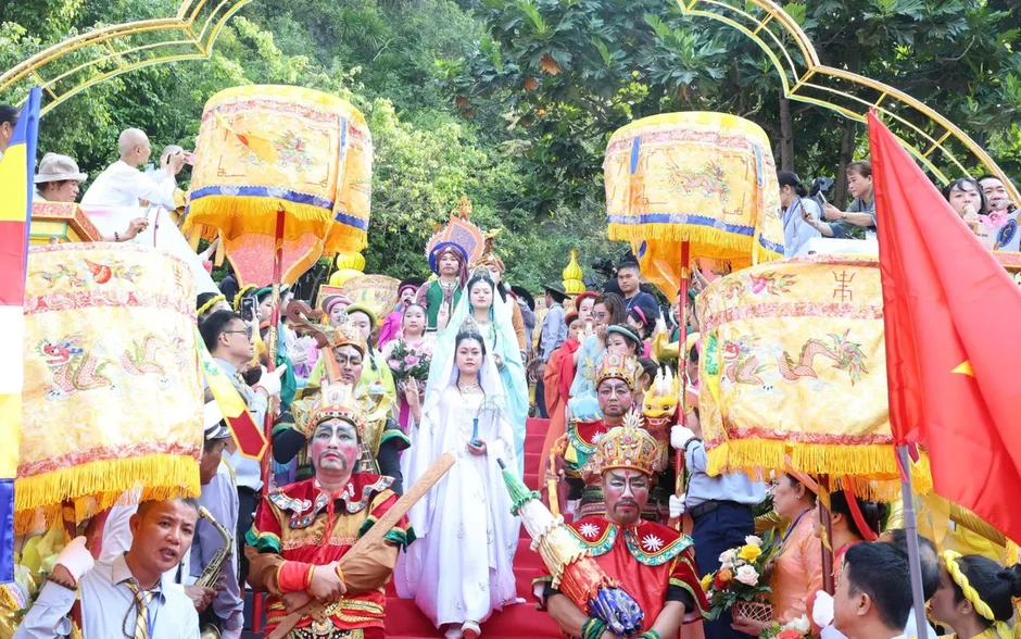 Đà Nẵng: Hàng vạn người đổ về Ngũ Hành Sơn dự Lễ vía Bồ Tát Quán Thế Âm Đà Nẵng: Hàng vạn người đổ về Ngũ Hành Sơn dự Lễ vía Bồ Tát Quán Thế Âm