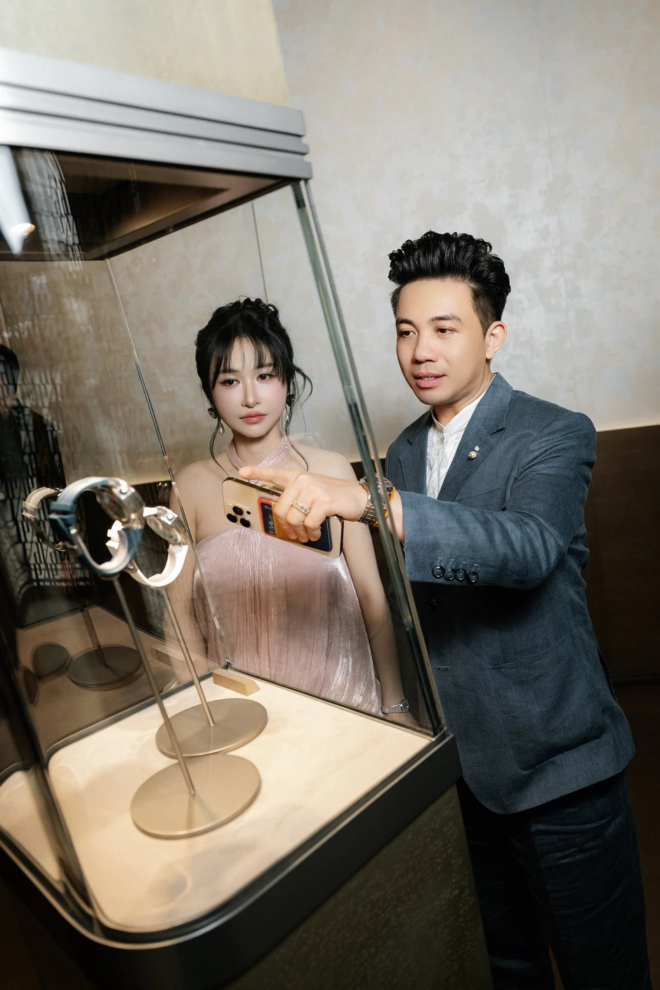 Đại gia cũng chẳng khác người thường, Minh Nhựa vẫn phải nịnh vợ mỗi lần muốn shopping