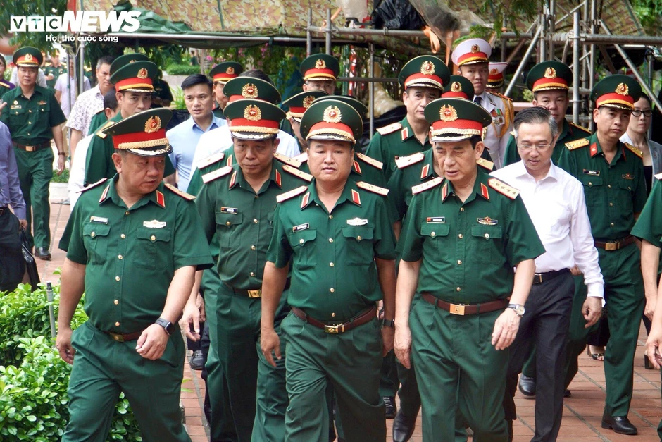 Đại tướng Phan Văn Giang thăm lực lượng tìm hài cốt liệt sĩ tại Công viên Lê Thị Riêng Đại tướng Phan Văn Giang thăm lực lượng tìm hài cốt liệt sĩ tại Công viên Lê Thị Riêng