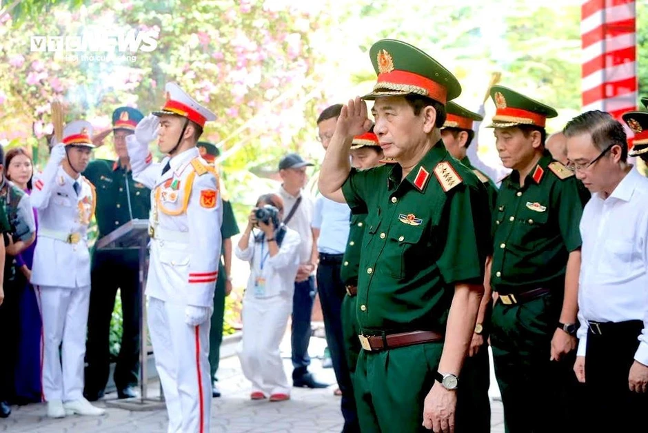 Đại tướng Phan Văn Giang thăm lực lượng tìm hài cốt liệt sĩ tại Công viên Lê Thị Riêng Đại tướng Phan Văn Giang thăm lực lượng tìm hài cốt liệt sĩ tại Công viên Lê Thị Riêng