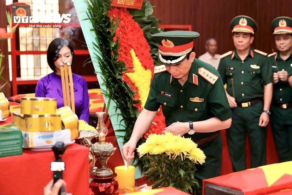 Đại tướng Phan Văn Giang thăm lực lượng tìm hài cốt liệt sĩ tại Công viên Lê Thị Riêng Đại tướng Phan Văn Giang thăm lực lượng tìm hài cốt liệt sĩ tại Công viên Lê Thị Riêng