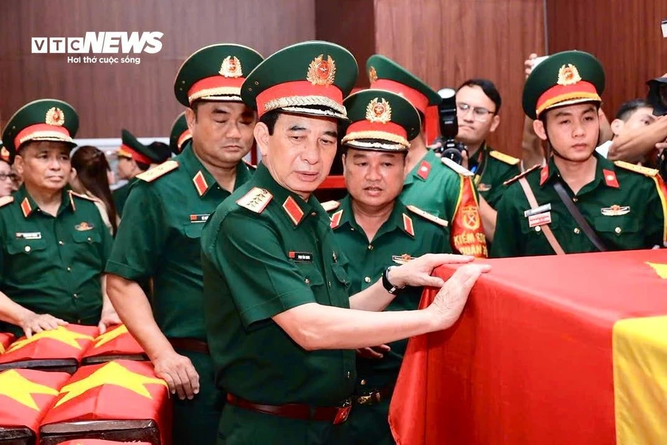Đại tướng Phan Văn Giang thăm lực lượng tìm hài cốt liệt sĩ tại Công viên Lê Thị Riêng Đại tướng Phan Văn Giang thăm lực lượng tìm hài cốt liệt sĩ tại Công viên Lê Thị Riêng