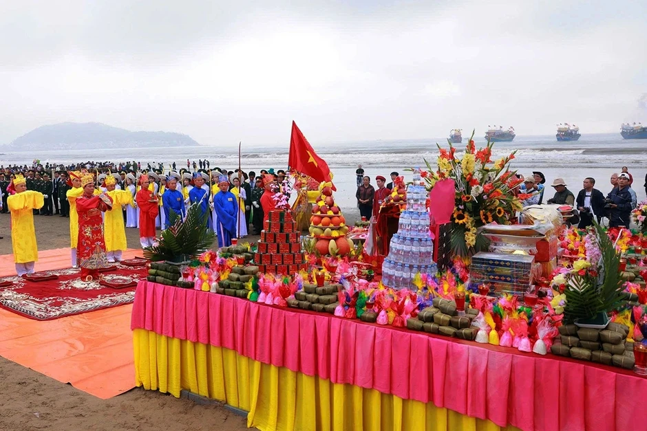Đám đông tràn vào cướp lộc trong lễ hội độc đáo nhất Nghệ An Đám đông tràn vào cướp lộc trong lễ hội độc đáo nhất Nghệ An
