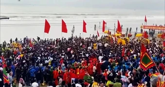 Đám đông tràn vào cướp lộc trong lễ hội độc đáo nhất Nghệ An