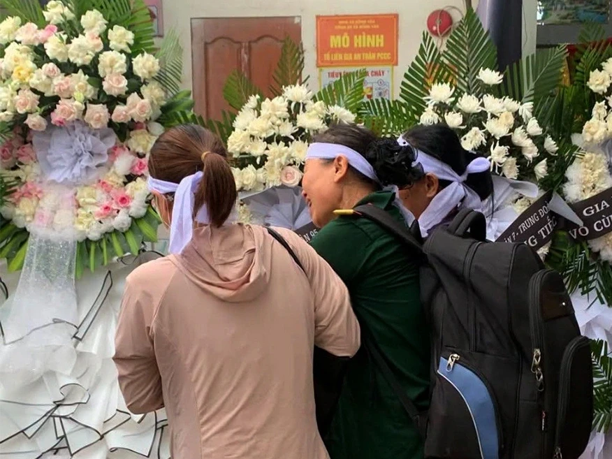 Đám tang ngập hoa trắng của Thượng úy Lê Văn Thắng Đám tang ngập hoa trắng của Thượng úy Lê Văn Thắng