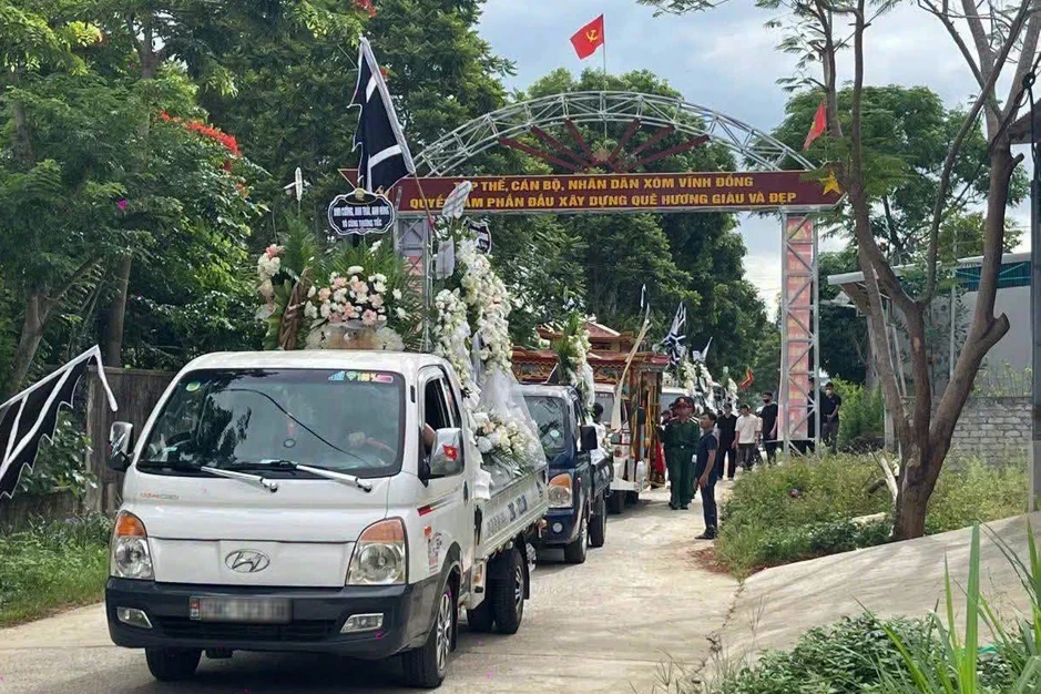 Đám tang ngập hoa trắng của Thượng úy Lê Văn Thắng Đám tang ngập hoa trắng của Thượng úy Lê Văn Thắng